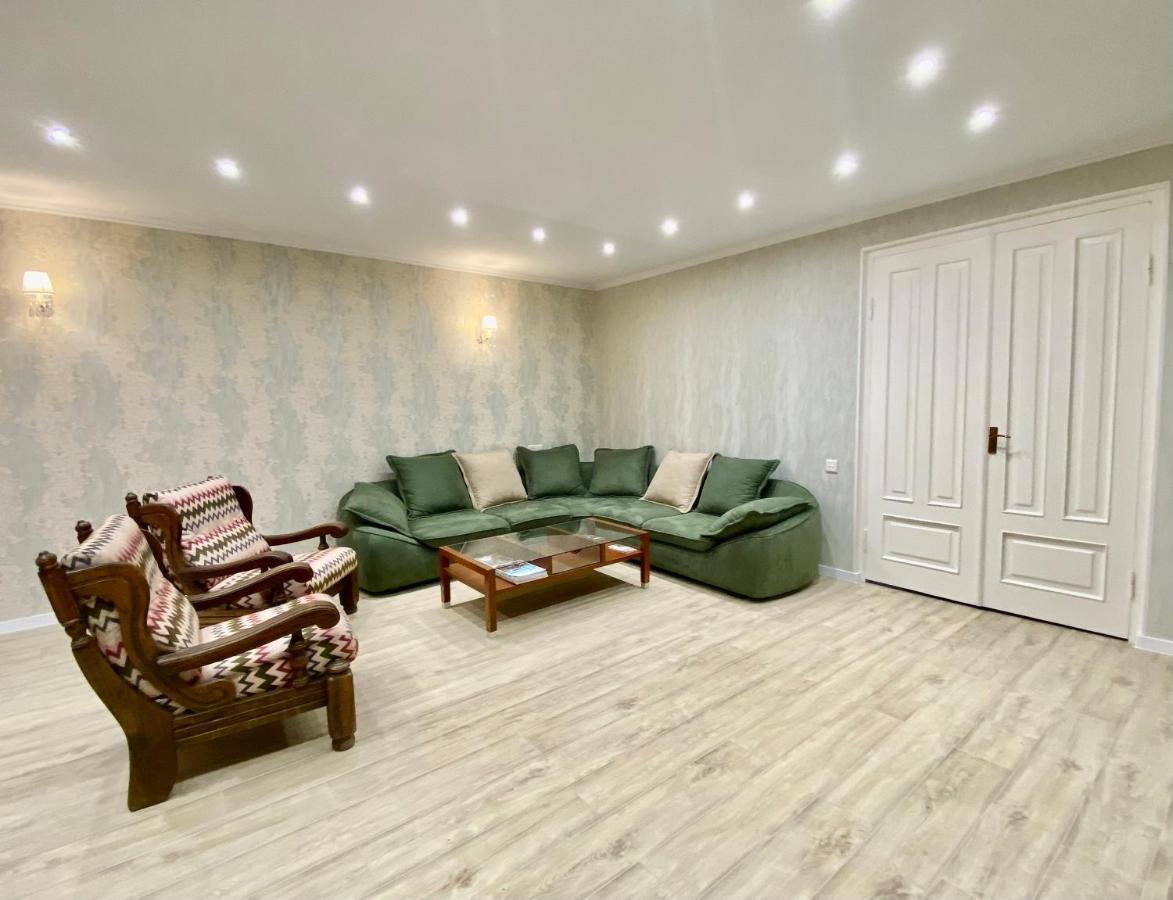 Spacious Dinamo Apartment Tbilisi Exterior photo